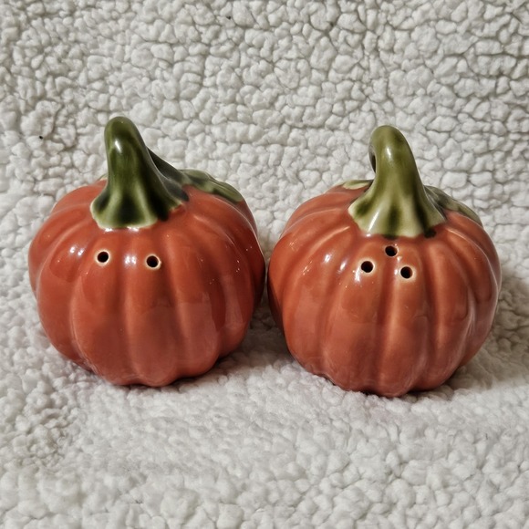 PUMPKIN Salt and Pepper Shakers Orange Green Leaf Fall Autumn Thanksgiving - Picture 1 of 7